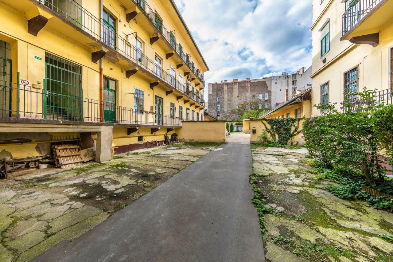 French Touch Apartment With Free Parking Будапеща Екстериор снимка